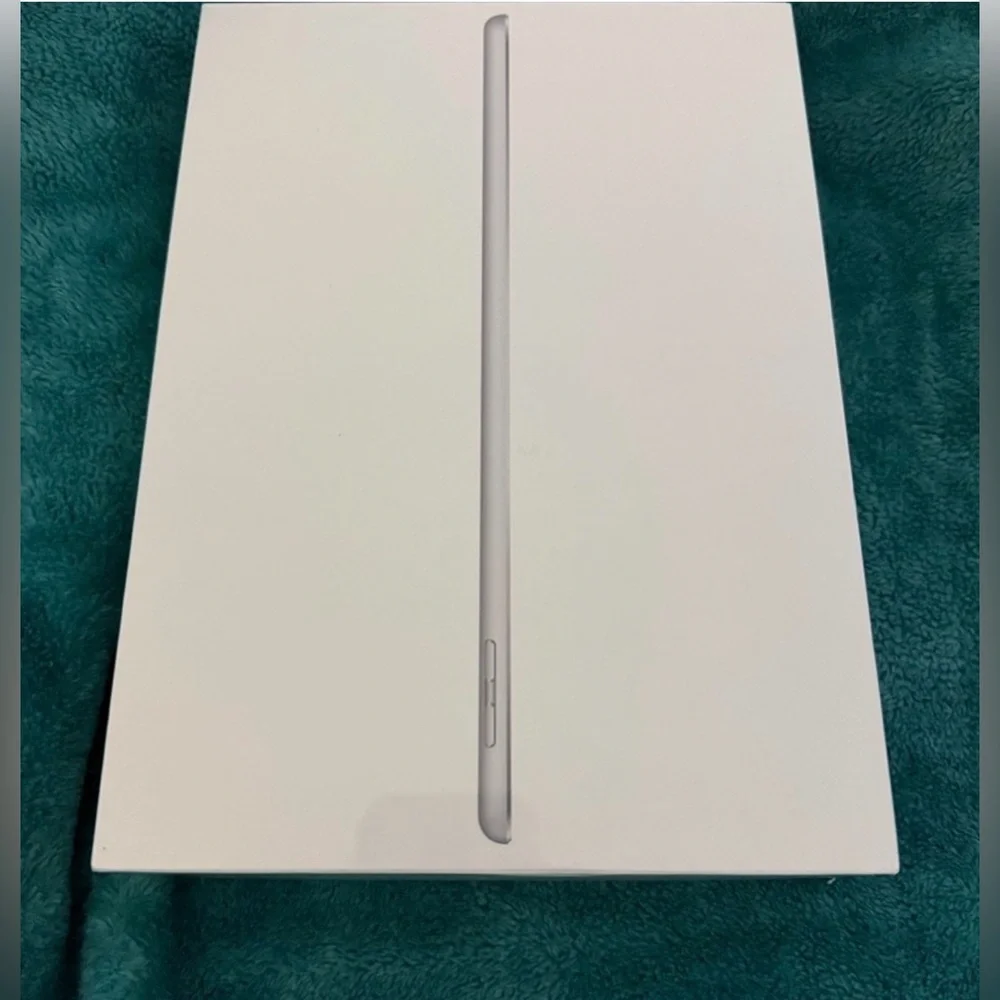 Apple iPad in Sleek Silver NEW SEALED